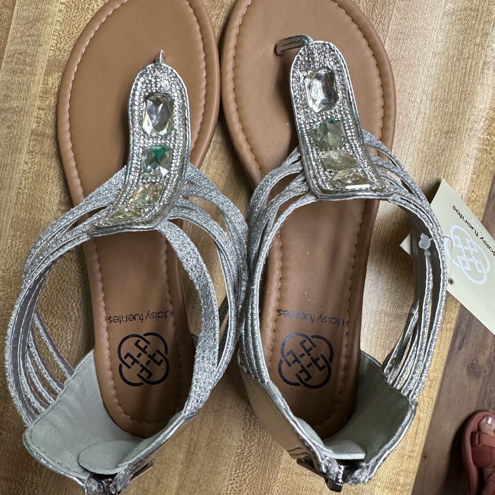 NWT Daisy Fuentes 6.5 silver glitter jeweled gladiator sandals